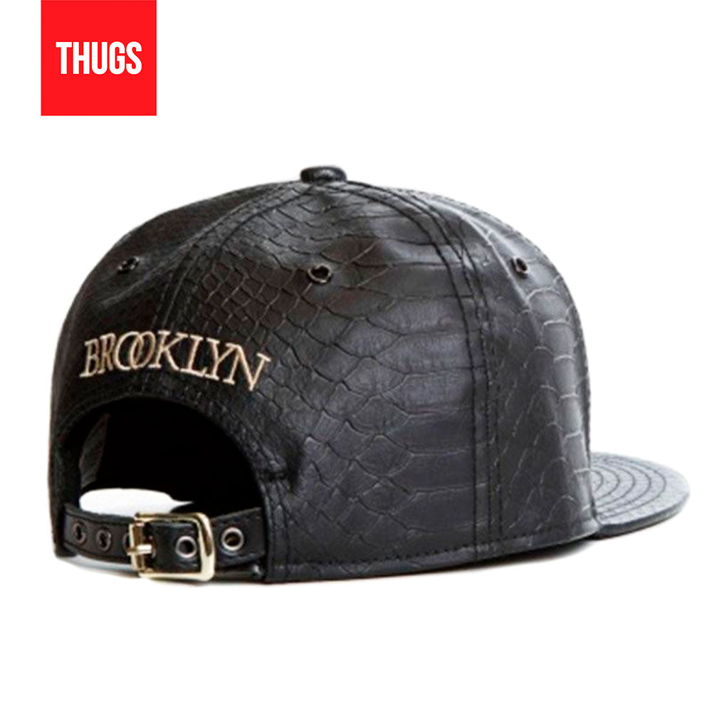 Boné Snapback "Brooklyn Pussy" Preto de Couro