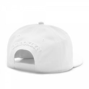 Boné Branco Snapback "Pussy"