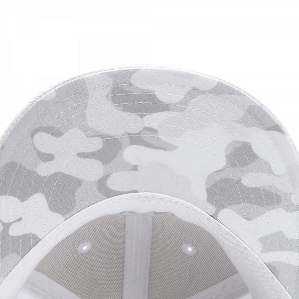 Boné Branco Snapback "Pussy"